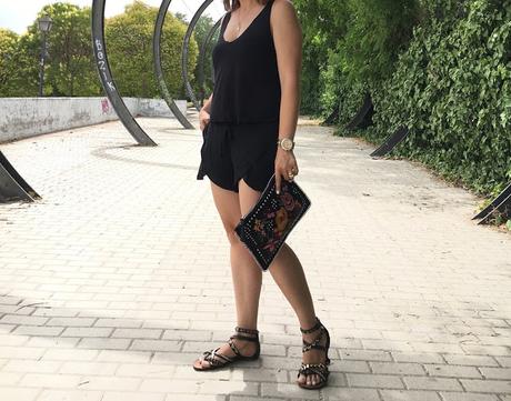 CONTRAST, TOTAL BLACK IN SUMMER.-