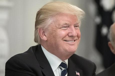 Trump califica de “victoria” decisión de Corte sobre veto migratorio