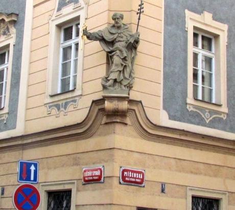 Adornos en las fachadas de Praga