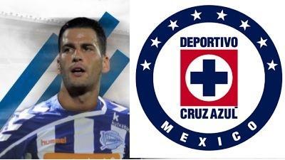Edgar Méndez a una firma del Cruz Azul