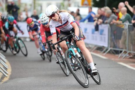 ¿Cómo tomar una curva en bicicleta?