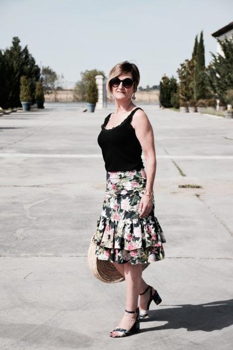 Trabajo y pasión handmade-look-verano-blogger-bodega-volantes-flores-capazo-redondo