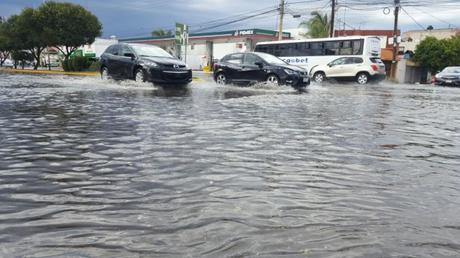 Lluvias causan problemas viales en varios puntos de la Ciudad
