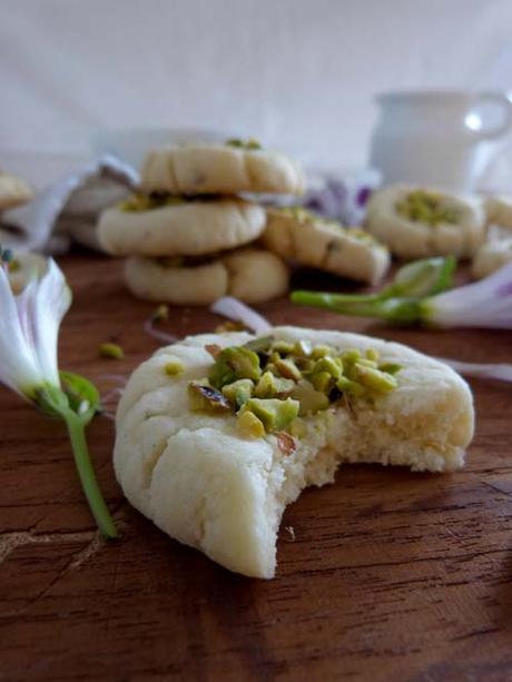 masitas de limón, cardamomo, agua de rosas y pistacho