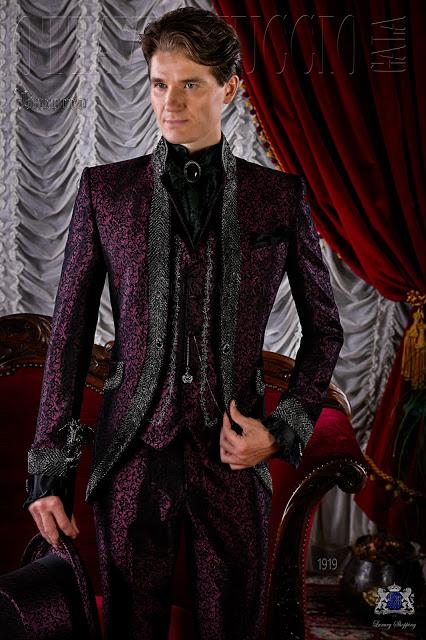 Traje de época modelo redingote brocado púrpura con pedrería