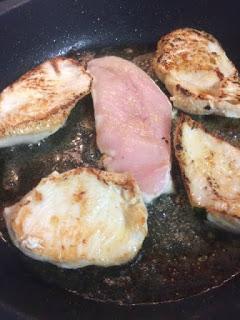 POLLO CON SALSA DE QUESOS Y BRÓCOLI