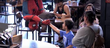 Spider-Man “roba” cafés en un Starbucks para presentar su próxima película