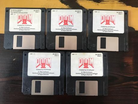 John Romero ha subastado sus disquetes originales de Doom II por 3.150 dólares