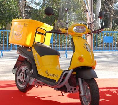 Correos incorpora nuevas motos eléctricas para su flota en Valencia