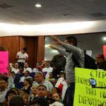 Potosinos toman el Congreso del Estado; Diputados huyen