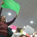 Potosinos toman el Congreso del Estado; Diputados huyen