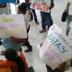 Potosinos toman el Congreso del Estado; Diputados huyen