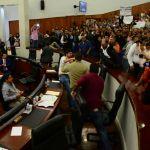 Potosinos toman el Congreso del Estado; Diputados huyen