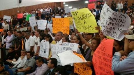 Potosinos toman el Congreso del Estado; Diputados huyen