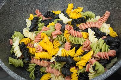 Ensalada de pasta y pimientos asados caseros