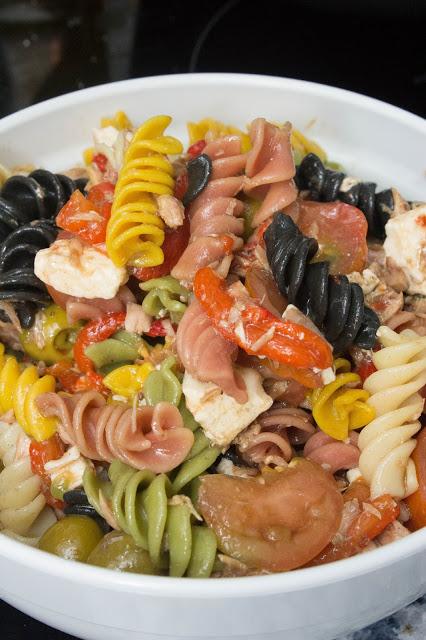 Ensalada de pasta y pimientos asados caseros