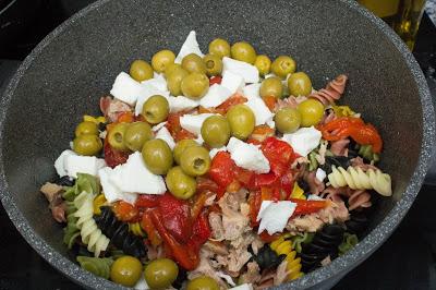 Ensalada de pasta y pimientos asados caseros