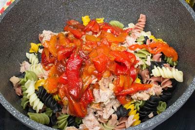 Ensalada de pasta y pimientos asados caseros