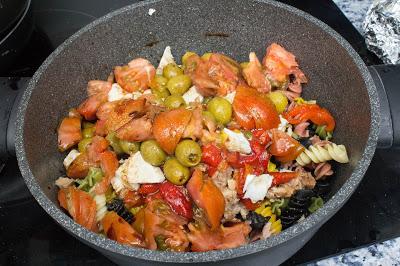 Ensalada de pasta y pimientos asados caseros