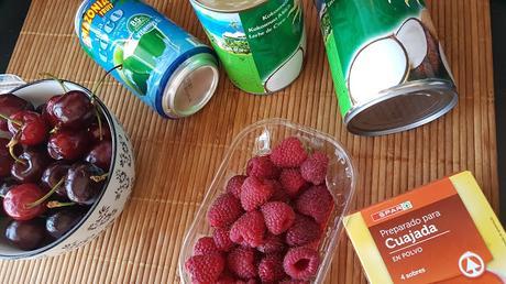 Cuajada de coco con frutas rojas Cuajada de coco con frutas rojas