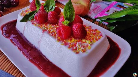 Cuajada de coco con frutas rojas Cuajada de coco con frutas rojas