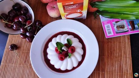 Cuajada de coco con frutas rojas Cuajada de coco con frutas rojas