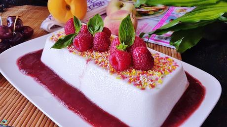 Cuajada de coco con frutas rojas Cuajada de coco con frutas rojas