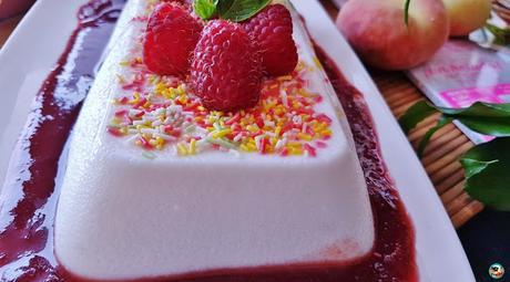 Cuajada de coco con frutas rojas Cuajada de coco con frutas rojas