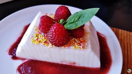 Cuajada de coco con frutas rojas Cuajada de coco con frutas rojas