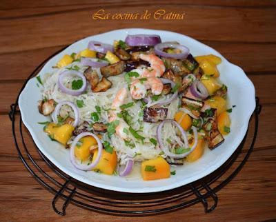 Fideos chinos con berenjena, mango y langostinos. Fideos chinos con berenjena, mango y langostinos.