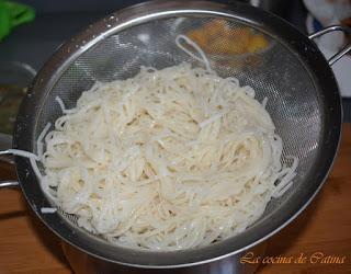 Fideos chinos con berenjena, mango y langostinos. Fideos chinos con berenjena, mango y langostinos.