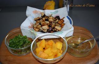 Fideos chinos con berenjena, mango y langostinos. Fideos chinos con berenjena, mango y langostinos.