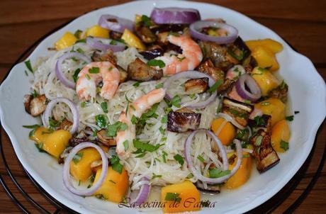 Fideos chinos con berenjena, mango y langostinos. Fideos chinos con berenjena, mango y langostinos.