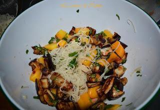 Fideos chinos con berenjena, mango y langostinos. Fideos chinos con berenjena, mango y langostinos.