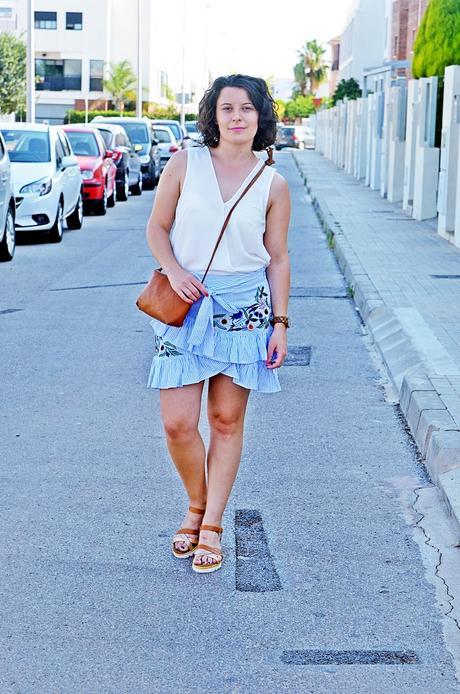 Rayas, bordados y volantes en una falda