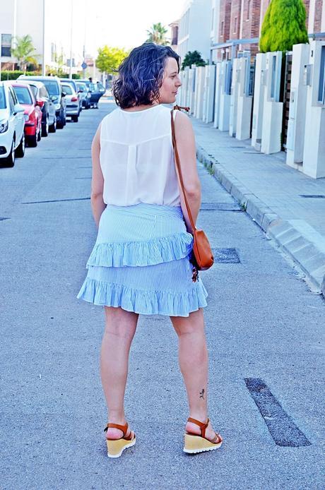 Rayas, bordados y volantes en una falda