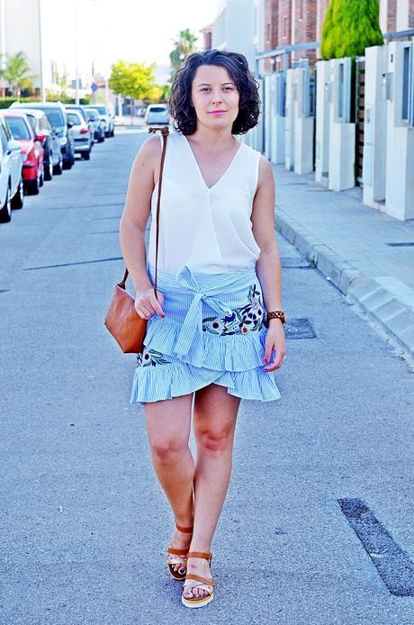 Rayas, bordados y volantes en una falda