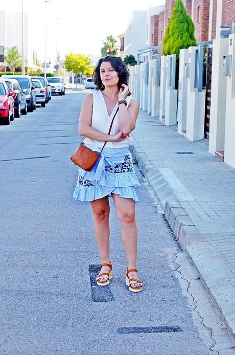 Rayas, bordados y volantes en una falda