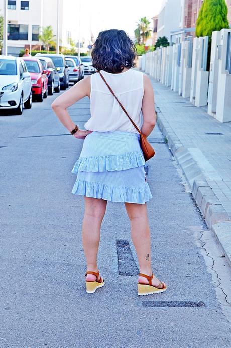 Rayas, bordados y volantes en una falda