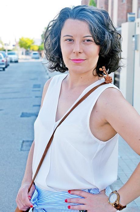 Rayas, bordados y volantes en una falda