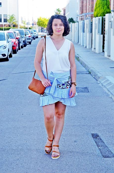 Rayas, bordados y volantes en una falda