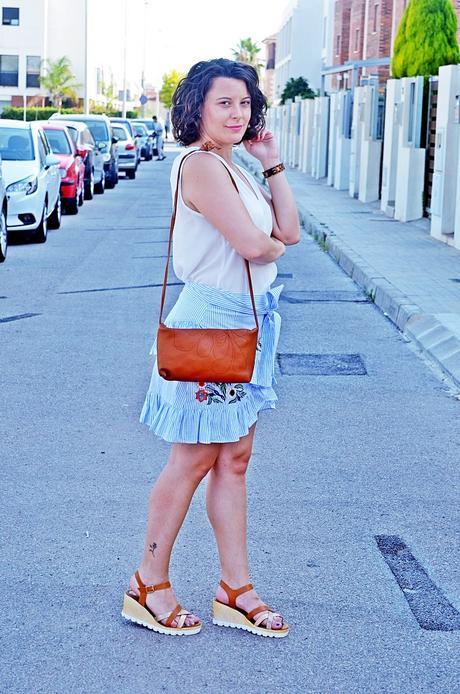 Rayas, bordados y volantes en una falda