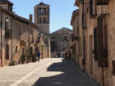 Pedraza se llena de velas cada mes de Julio.