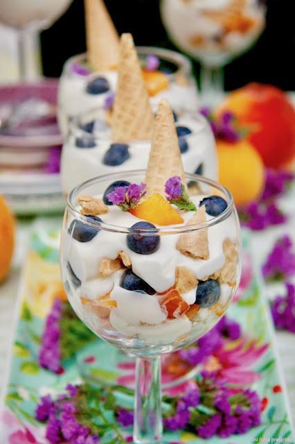 peach-blueberry-and-white-chocolate-trifle, trifle-de-melocoton-arandanos-y-chocolate