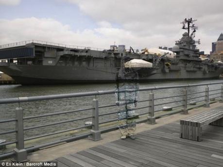 Este artista chino se esconde en el ambiente ¿lo puedes ver?