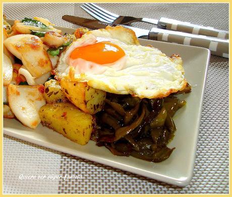 Plato combinado con huevo, sepia, patatas y pimientos