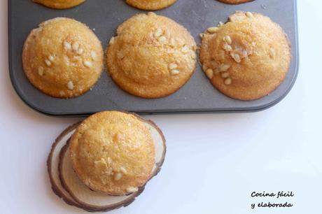 MAGDALENAS DE PIÑONES Y YOGURT