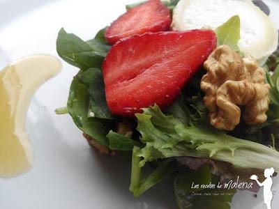 Ensalada de brotes tiernos con fresas y vinagreta de miel