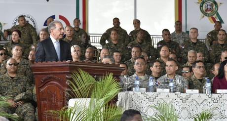 Danilo anuncia aumento salarial para militares y entrega Hogar a mayores retirados.