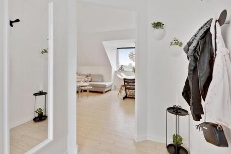 pisos nórdicos pisos modernos piso danes estilo nórdico estilo escandinavo edificios de los 60 decoración sencilla decoración acogedora buhardilla 
